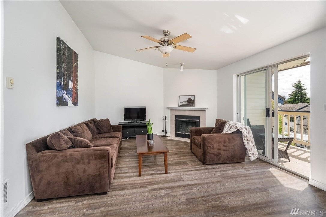 Property Photo:  1900 NE 48th Street E301  WA 98056 