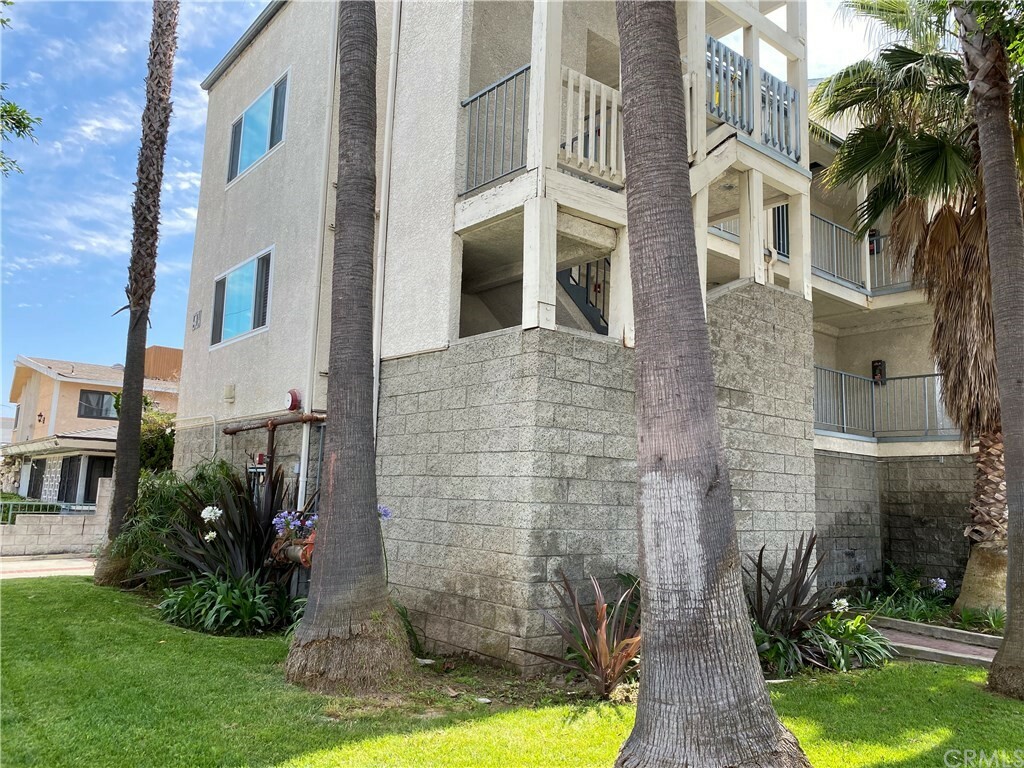 Property Photo:  601 S Grevillea Avenue 3  CA 90301 