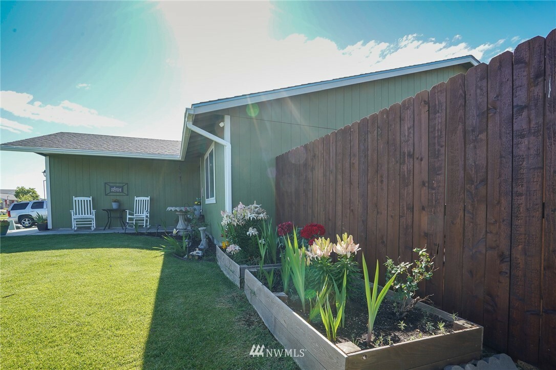 Property Photo:  1309 W Electra Street  WA 98837 