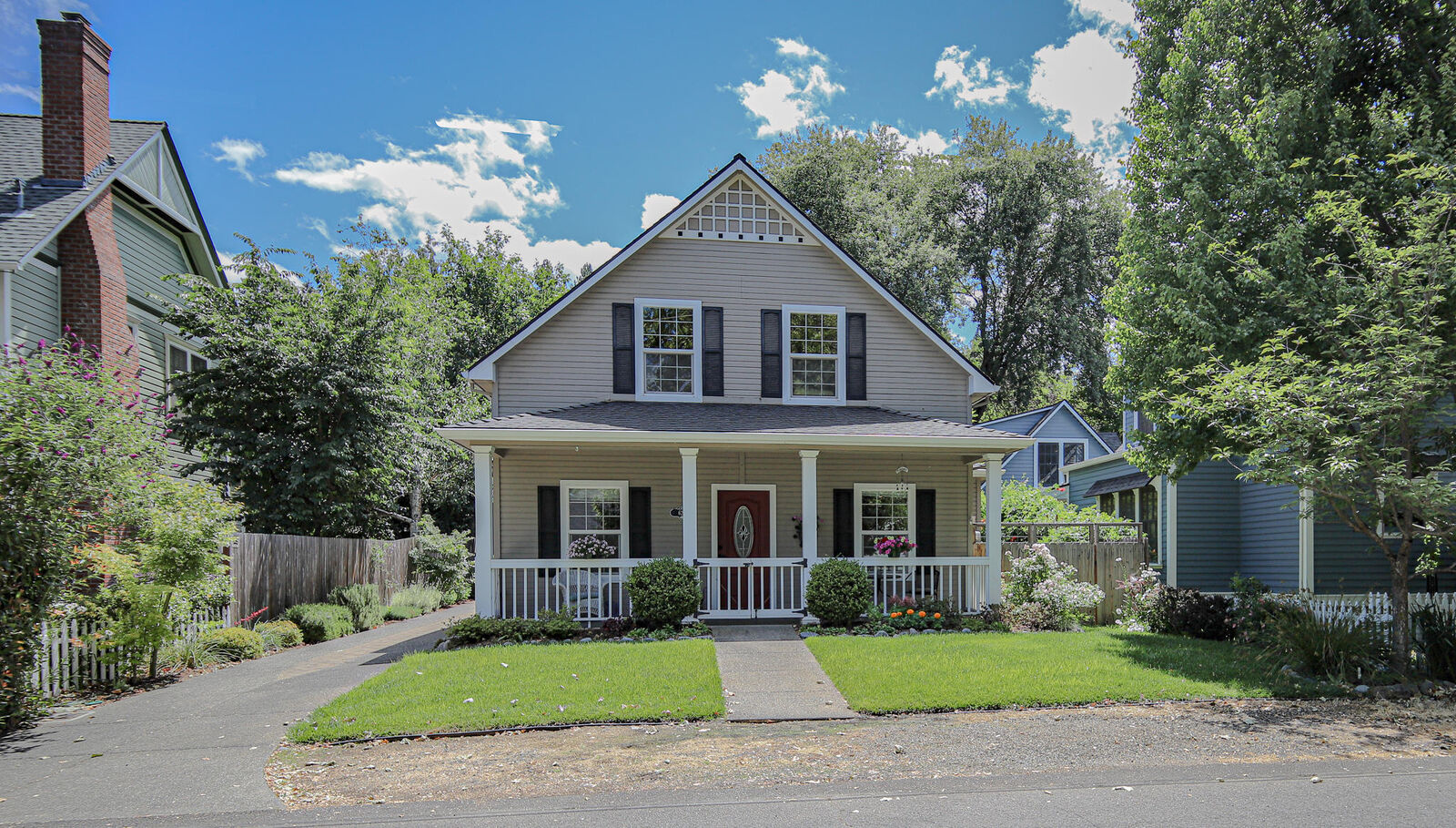 Property Photo: 620 E D Street OR 97530