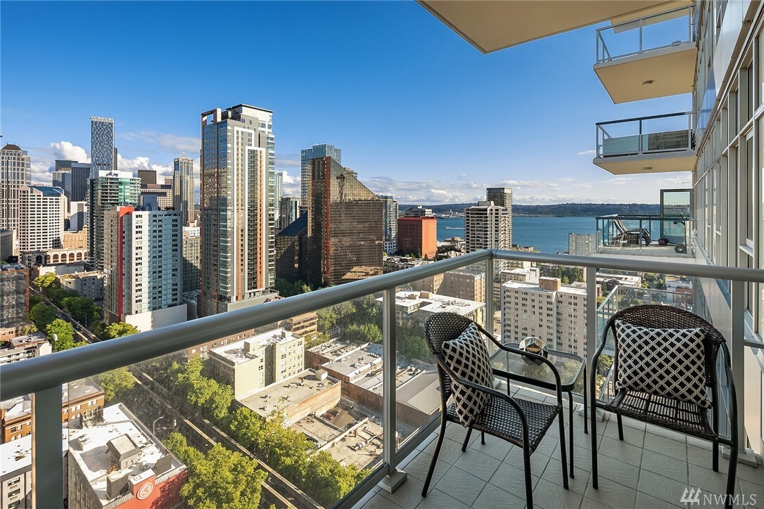 Property Photo: 588 Bell Street 2605S WA 98121