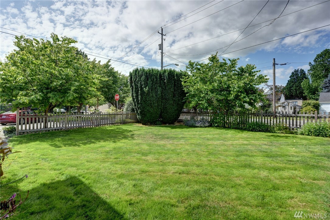 Property Photo:  155 SE Andrews St  WA 98027 