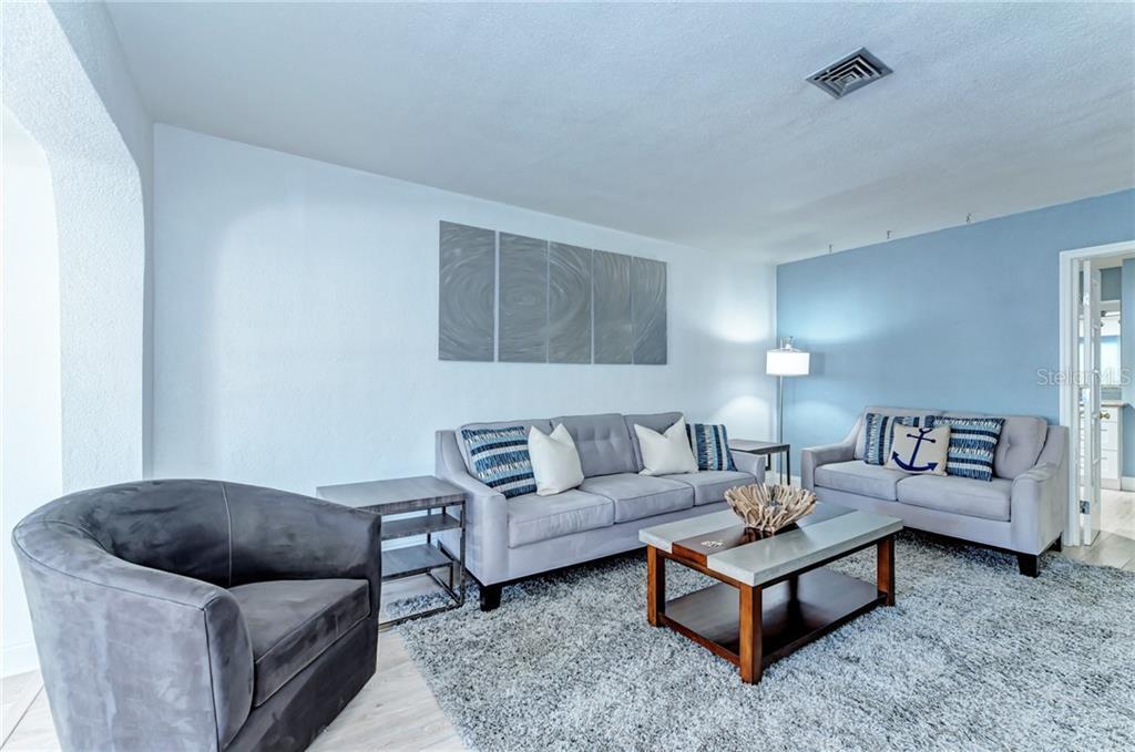 Property Photo: 235 Mateo Way NE FL 33704