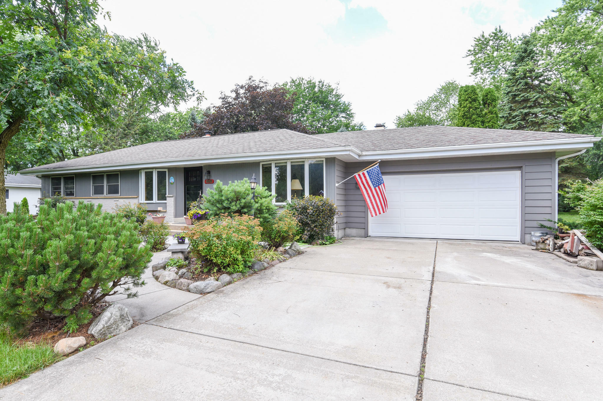 Property Photo:  3025 Burlawn Pkwy  WI 53005 