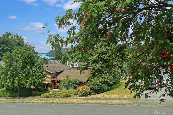 Property Photo:  1015 S 233rd Place  WA 98198 