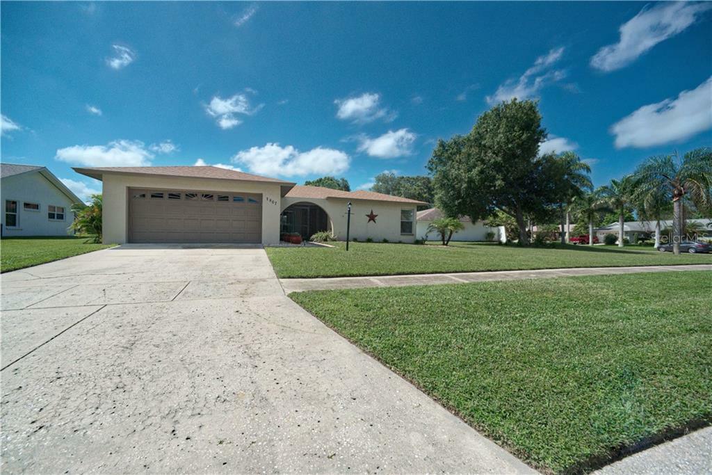 Property Photo:  1807 Woodhaven Circle  FL 34232 