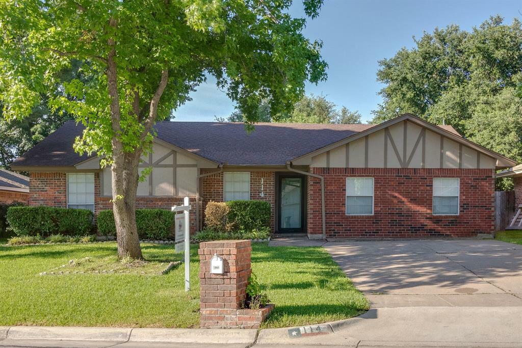 Property Photo:  114 Kalmia Court  TX 76018 