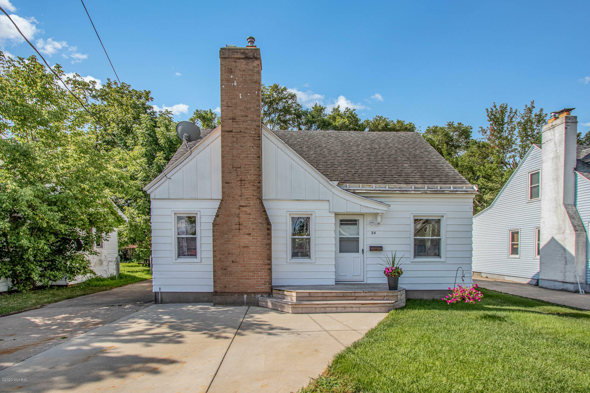 Property Photo:  24 32nd Street SW  MI 49548 