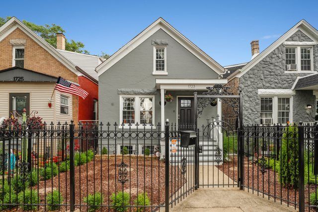 Property Photo: 1723 N Ridgeway Avenue IL 60647