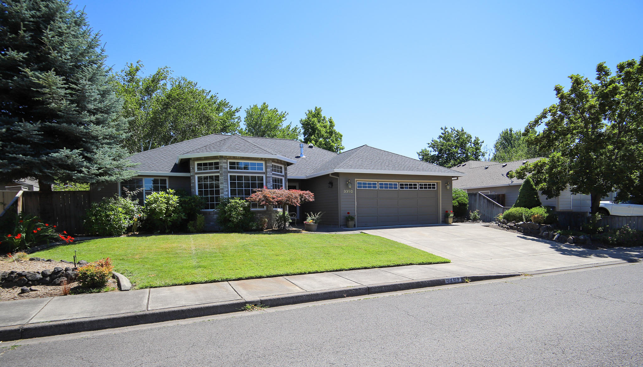 Property Photo: 3392 Alameda Street OR 97504