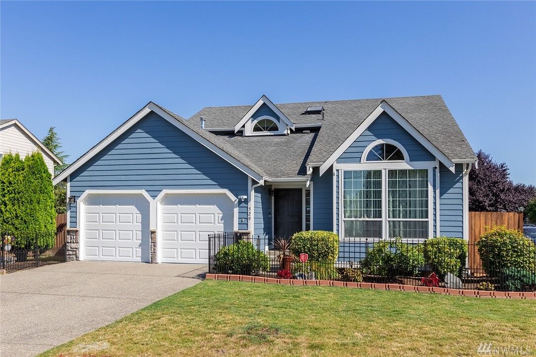 Property Photo:  529 1st Ave E  WA 98047 