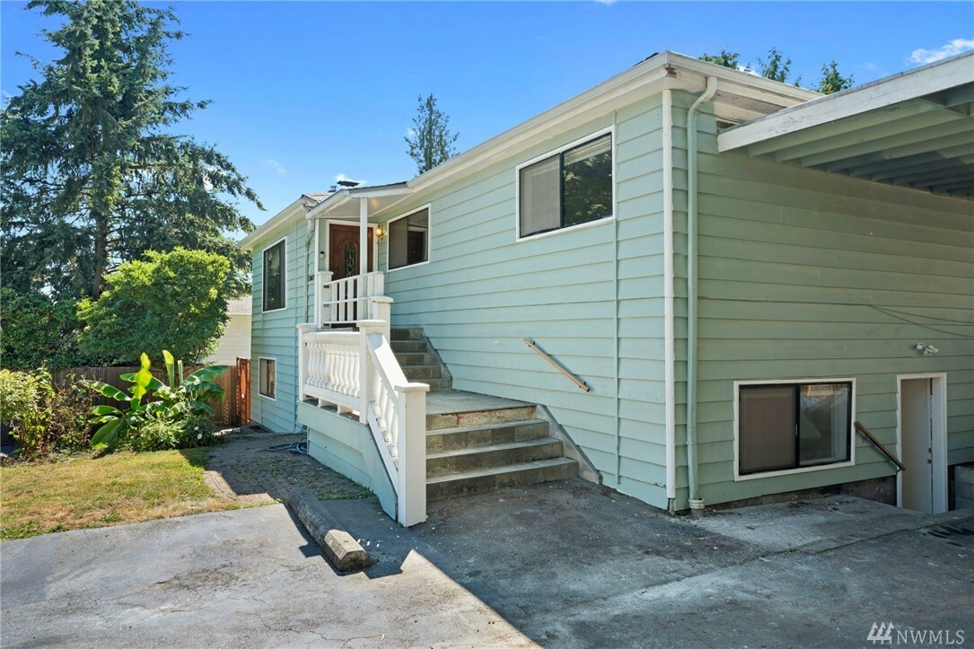 Property Photo:  18017 Ashworth Ave N  WA 98133 