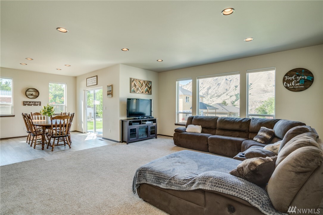 Property Photo: 820 Highline Dr WA 98802