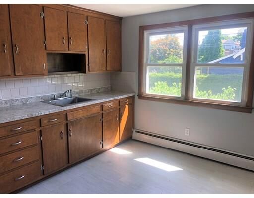 Property Photo: 19 Croydon Rd 2L MA 01606