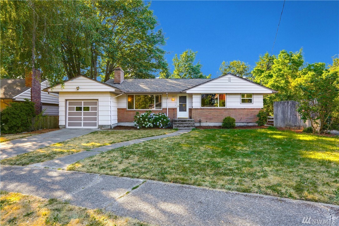 Property Photo: 5315 NE 62nd St WA 98115
