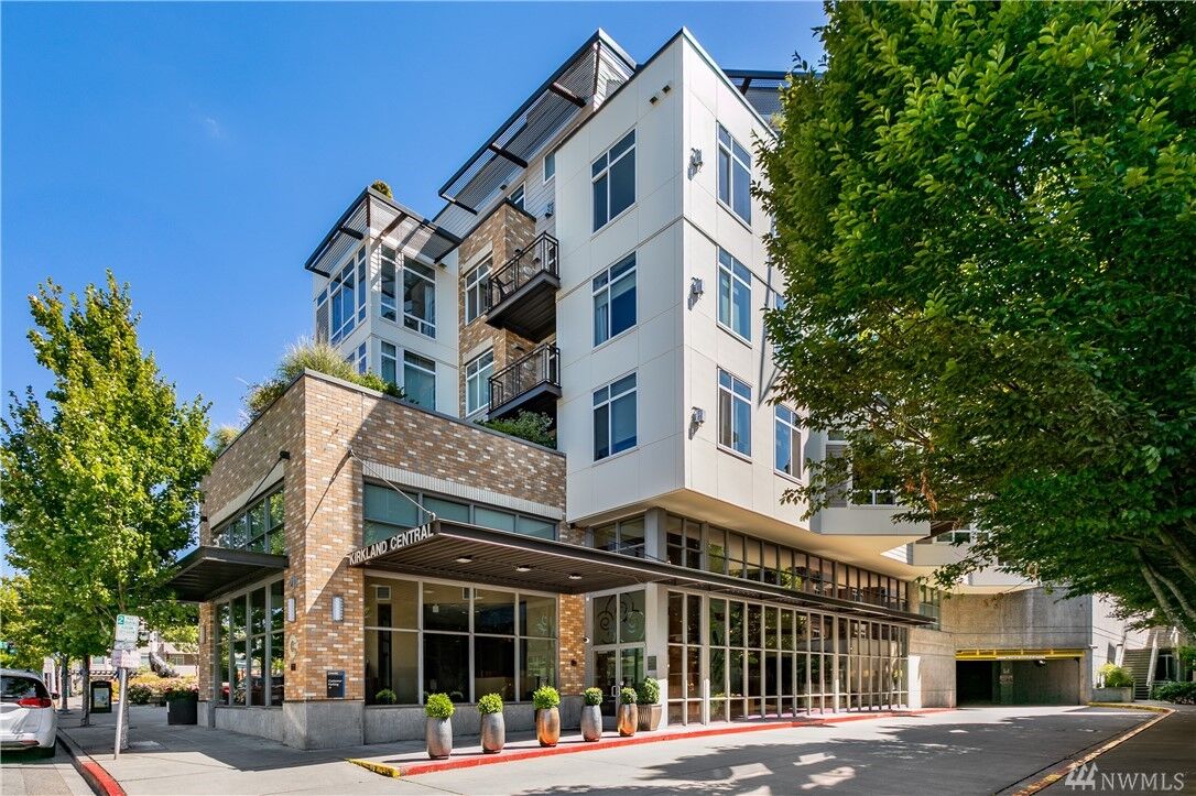 Property Photo:  211  Kirkland Avenue 426  WA 98033 