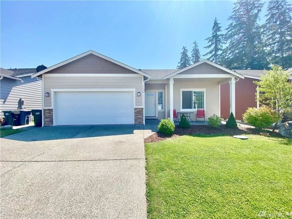 Property Photo: 1114 206th St E WA 98387