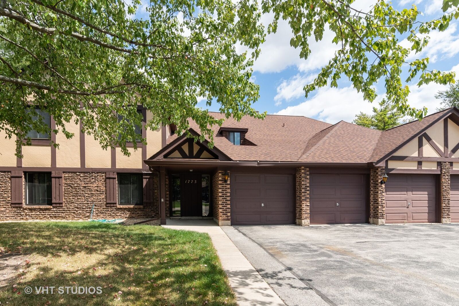 Property Photo: 1773 Gloucester Court C IL 60189