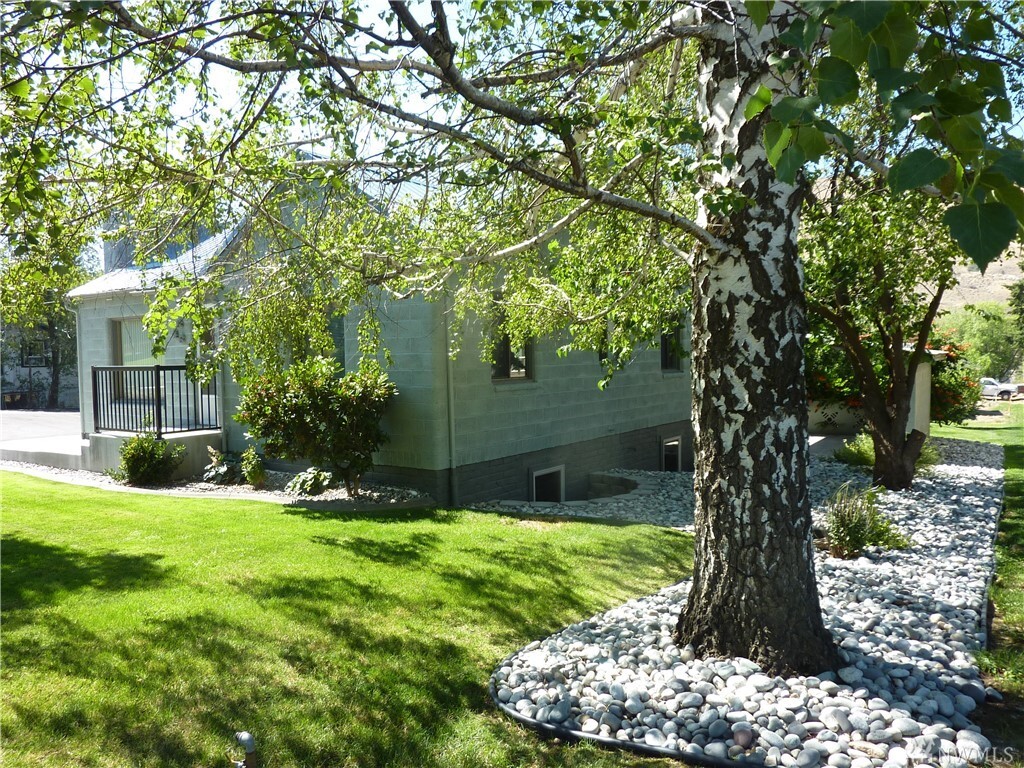 Property Photo:  846 Highline Dr  WA 98802 