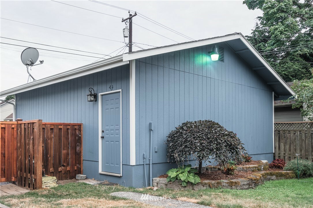 Property Photo:  1621 Wetmore Avenue  WA 98201 