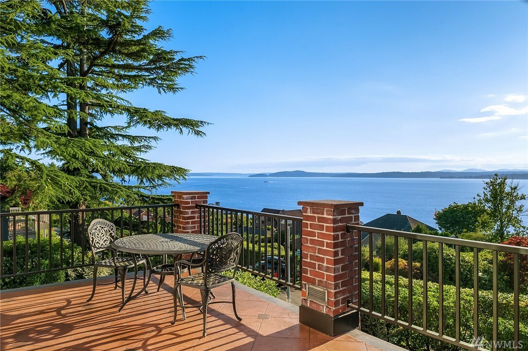 Property Photo: 2803 Magnolia Blvd W WA 98199