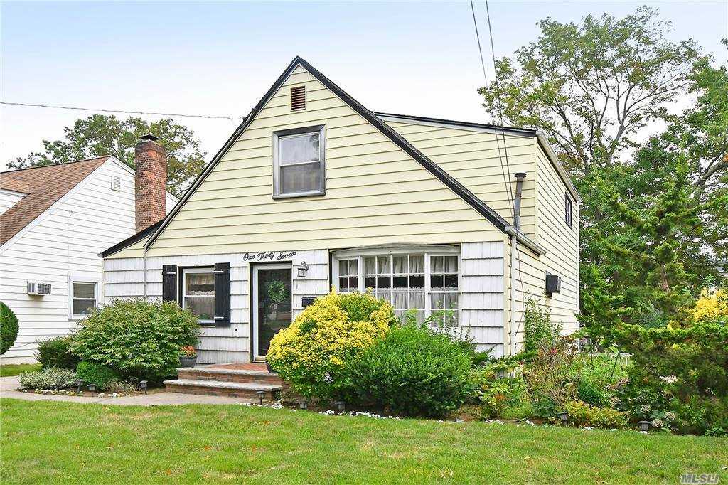 Property Photo:  137 Green Street  NY 11580 