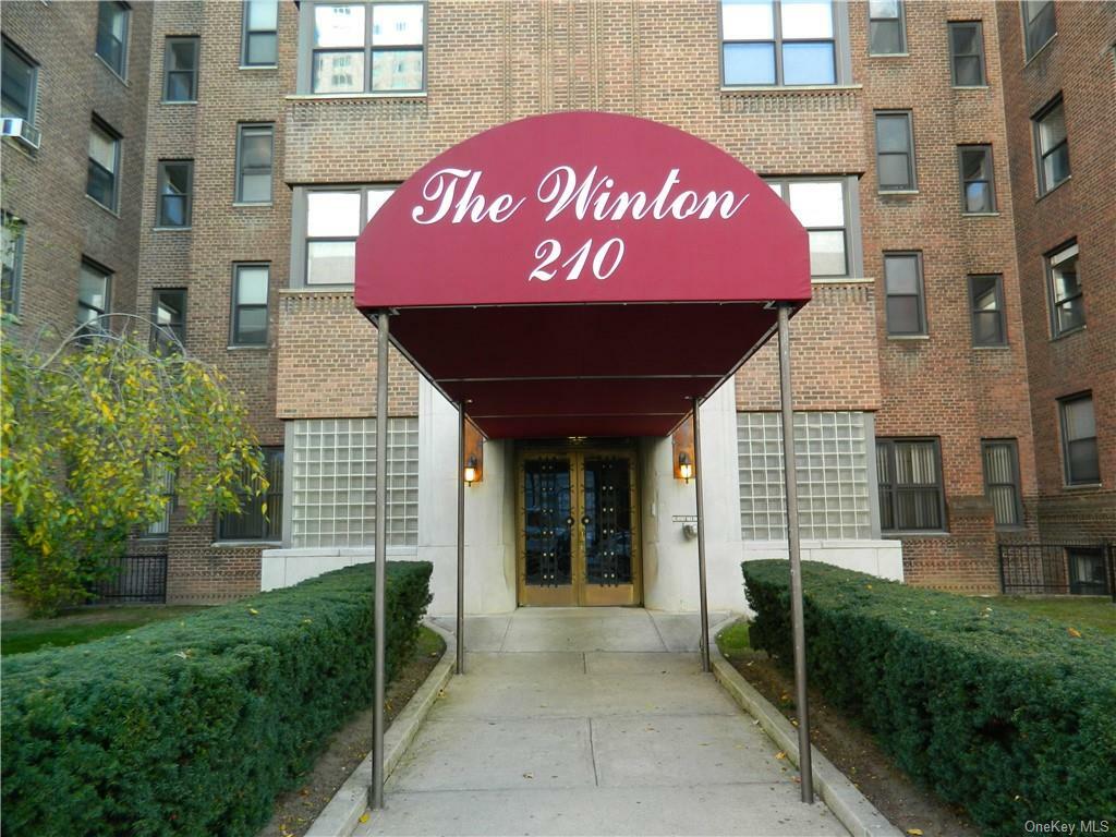 Property Photo:  210 Martine Avenue 4C  NY 10601 