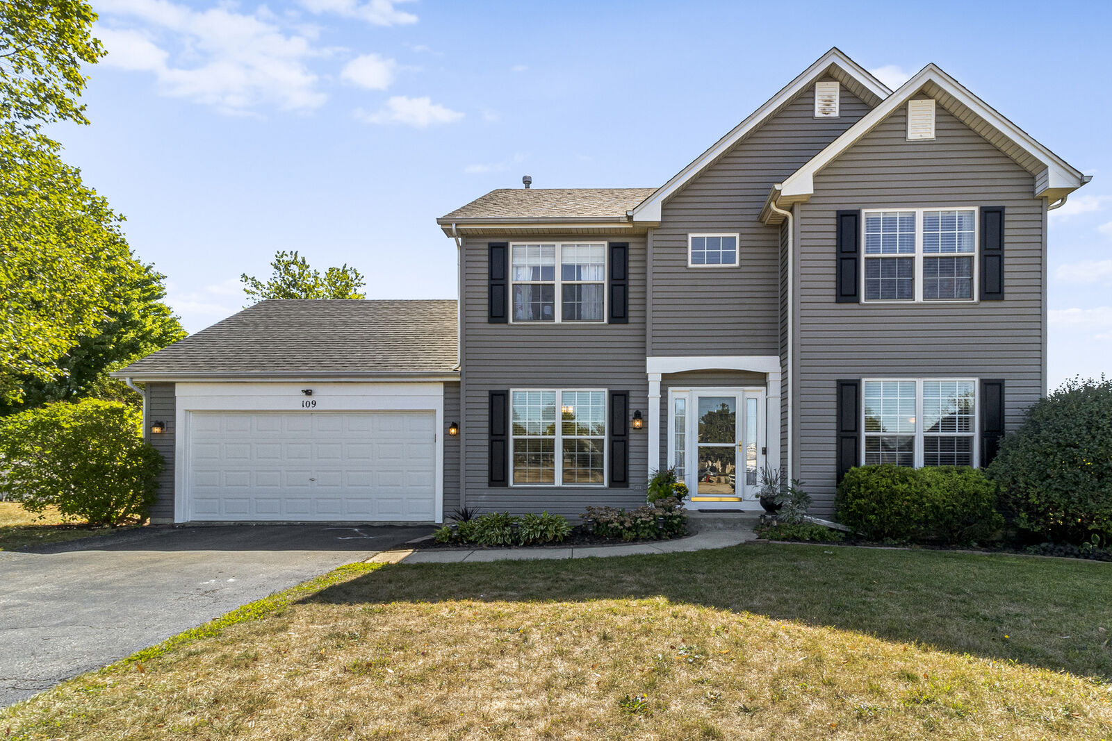 Property Photo:  109 Greenview Court  IL 60542 