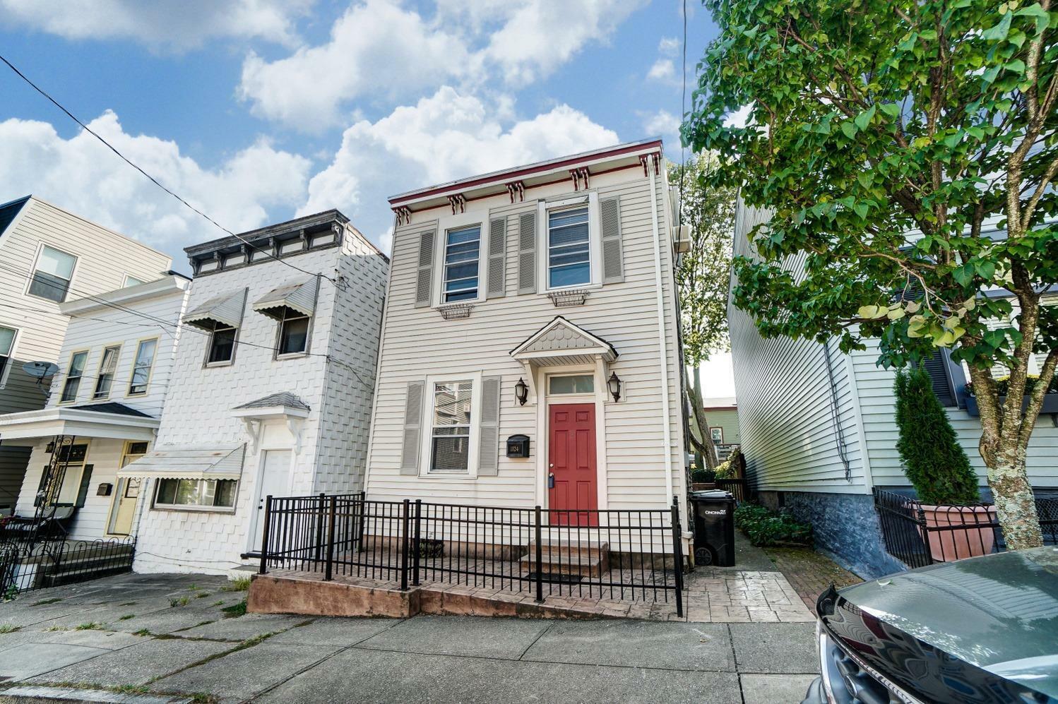 Property Photo:  1124 Belvedere St  OH 45202 