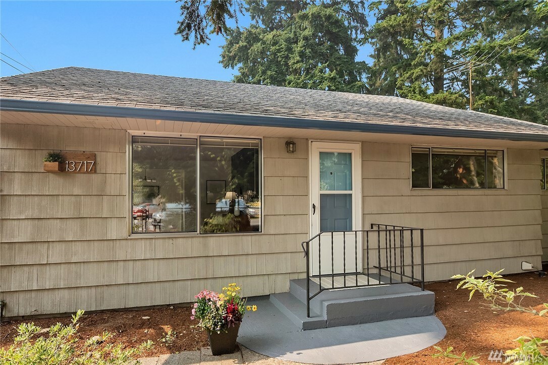 Property Photo:  13717 Stone Ave N  WA 98133 