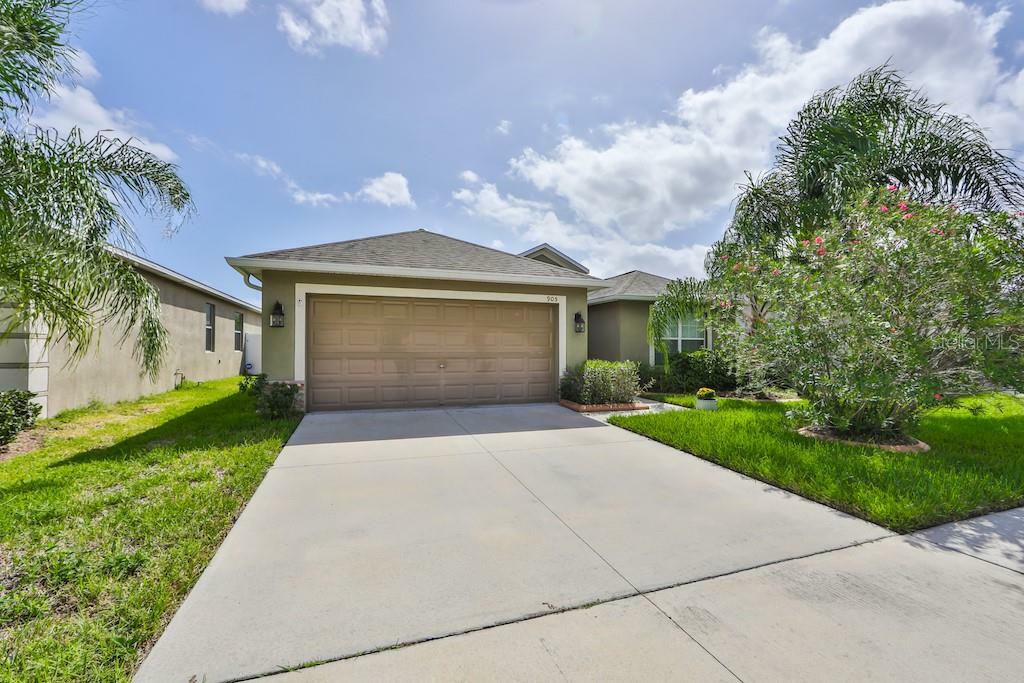 Property Photo: 905 Peregrine Hill Place FL 33570