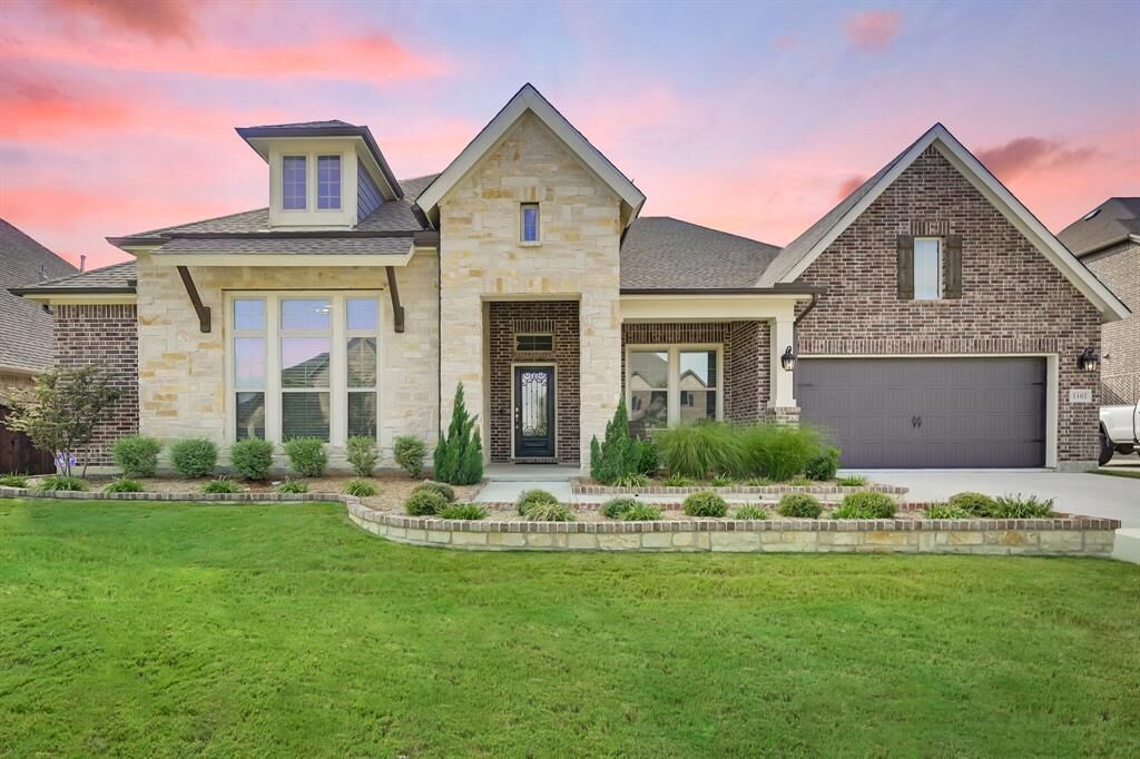 Property Photo:  1102 Stonewall Drive  TX 76063 