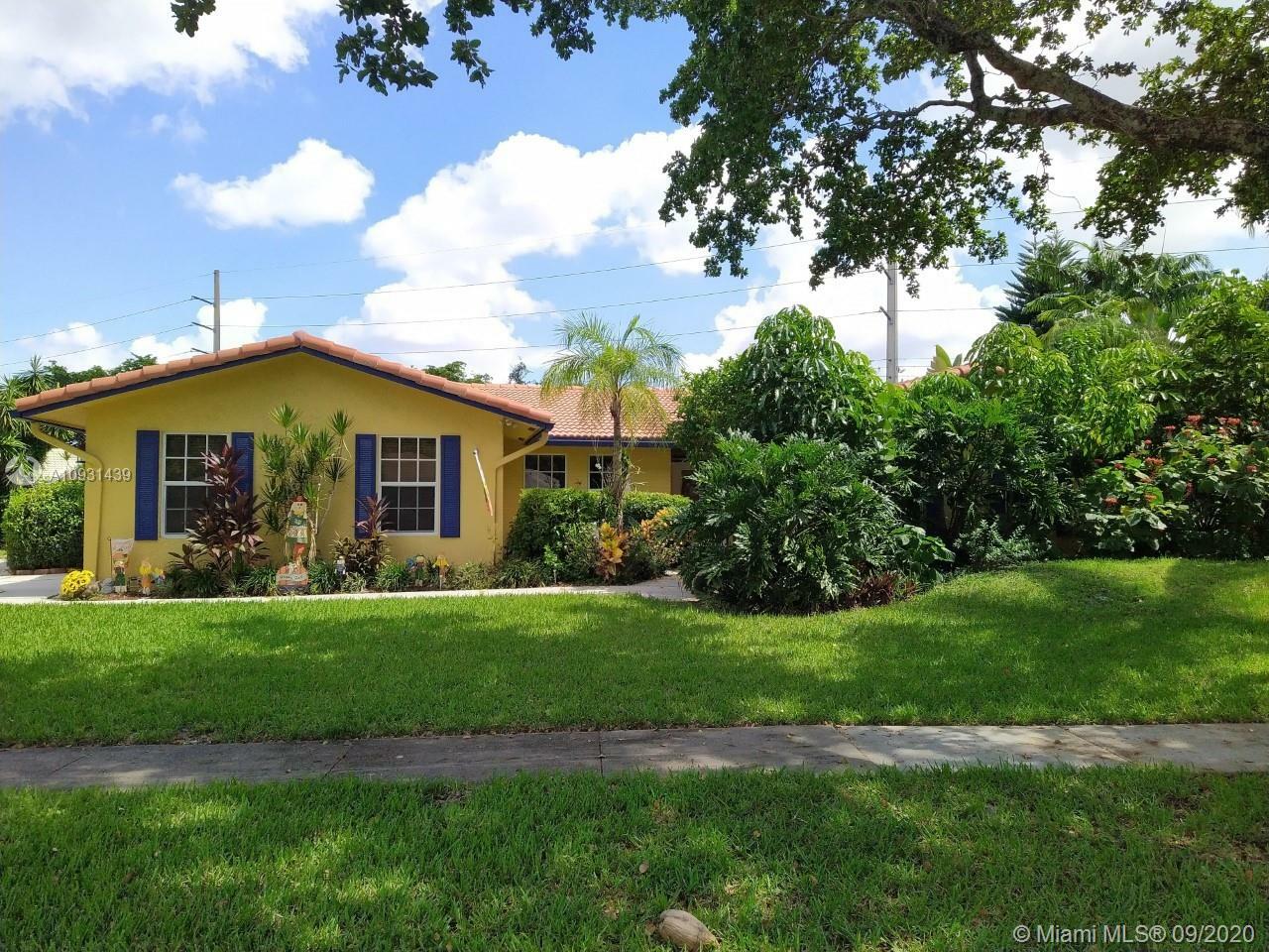Property Photo: 840 E Plantation Cir FL 33324