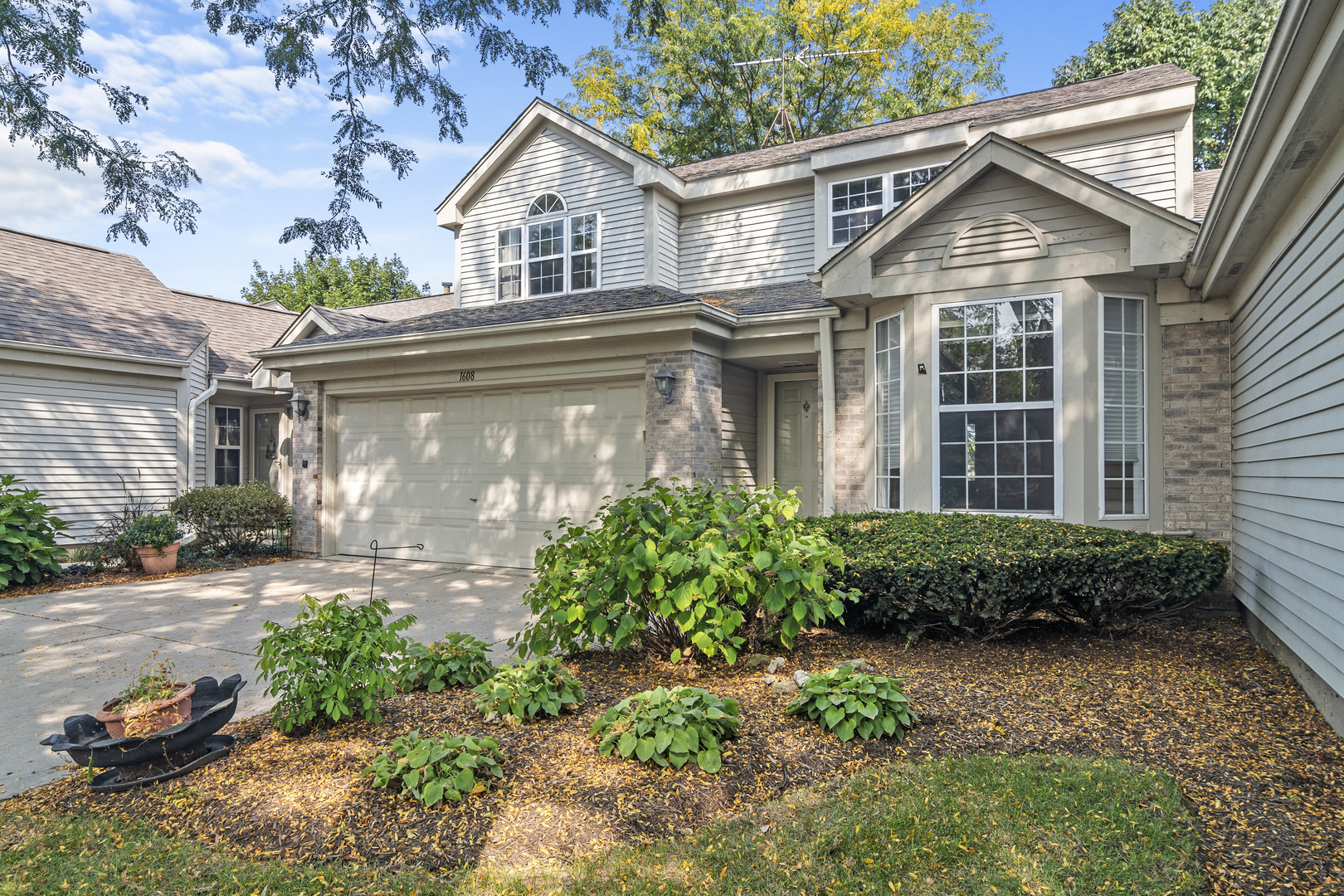Property Photo: 1608 Lexington Drive IL 60538