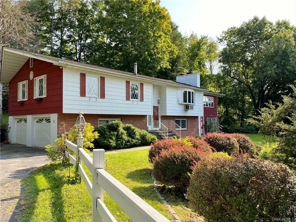 Property Photo:  5 W Wind Road  NY 12564 