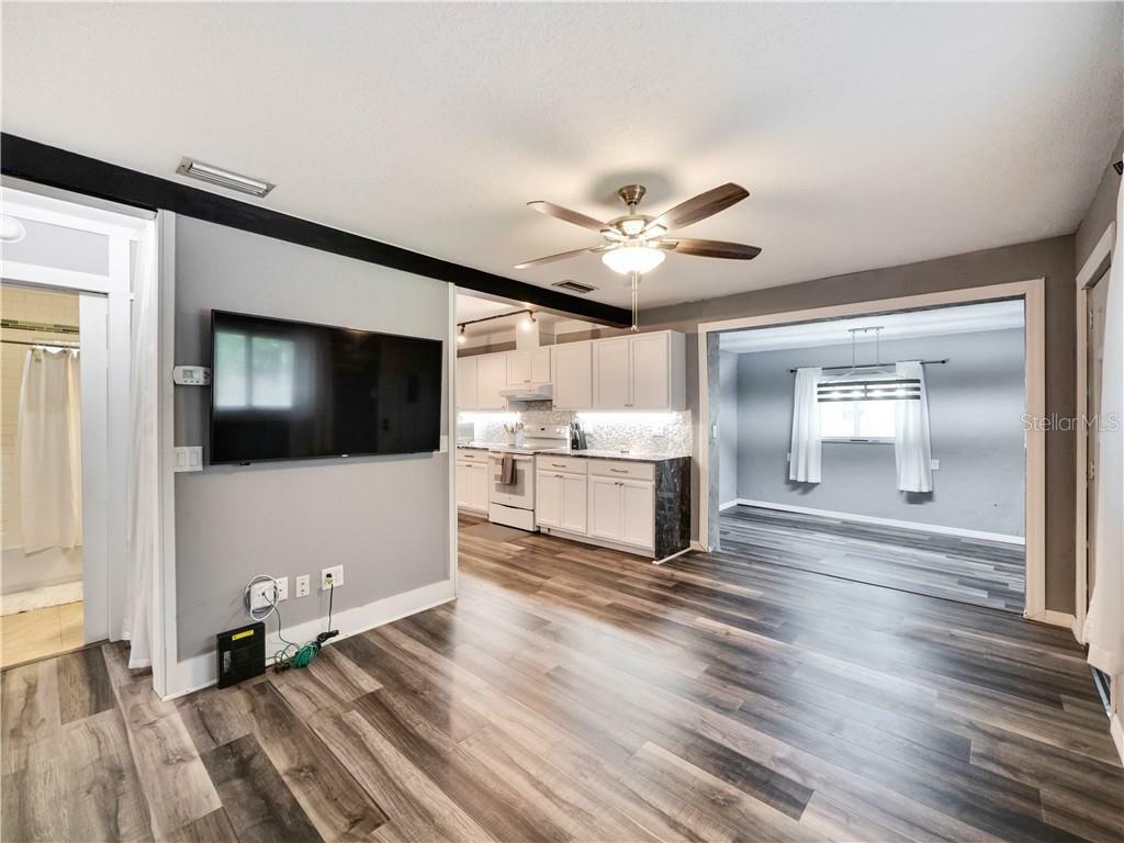 Property Photo: 1116 E Winnemissett Avenue FL 32724