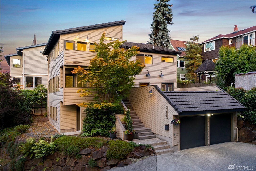 Property Photo:  317 Queen Anne Dr  WA 98109 