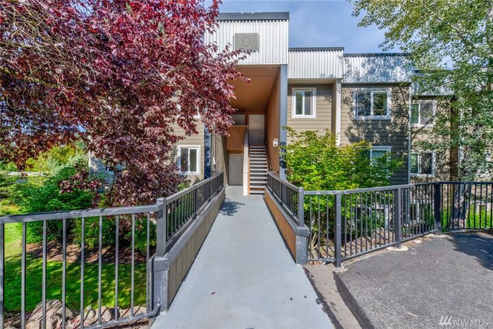 Property Photo:  732 Kirkland Cir D 102  WA 98033 