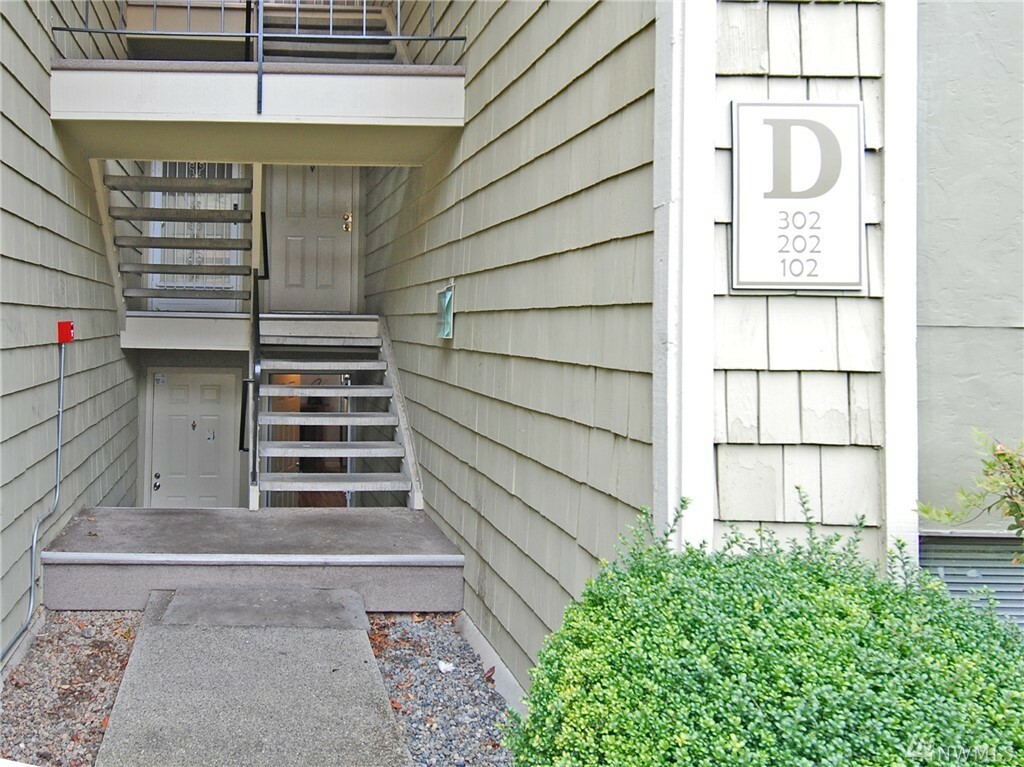 Property Photo:  2020 Grant Ave S D102  WA 98055 