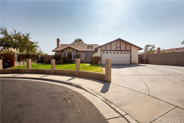 Property Photo:  2420 Oriole Court  CA 93550 