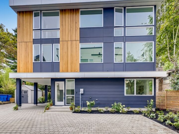 Property Photo:  942 Broadway E  WA 98102 