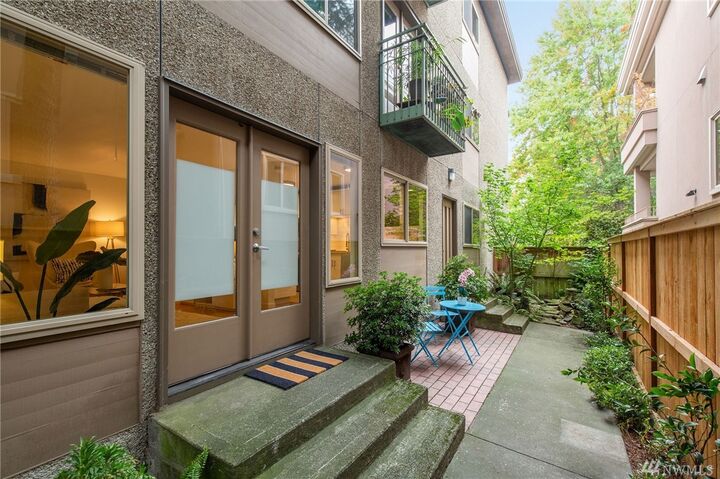 Property Photo: 1128 Broadway E 101 WA 98102