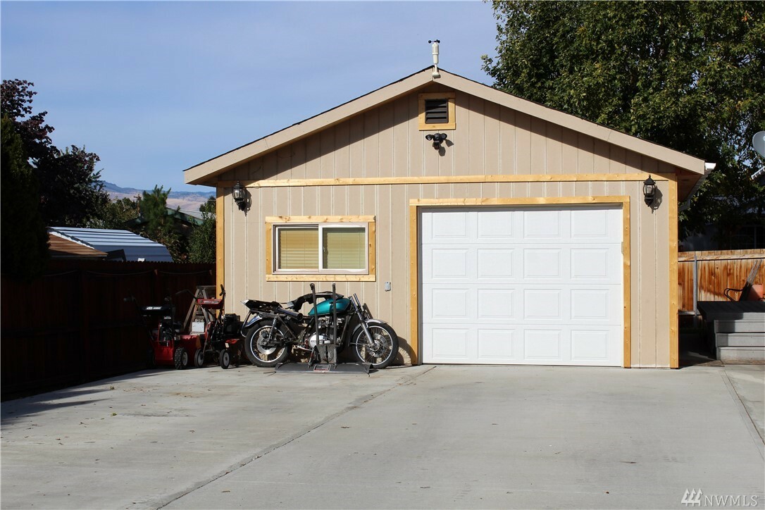 Property Photo: 310 S Kent Ct WA 98802