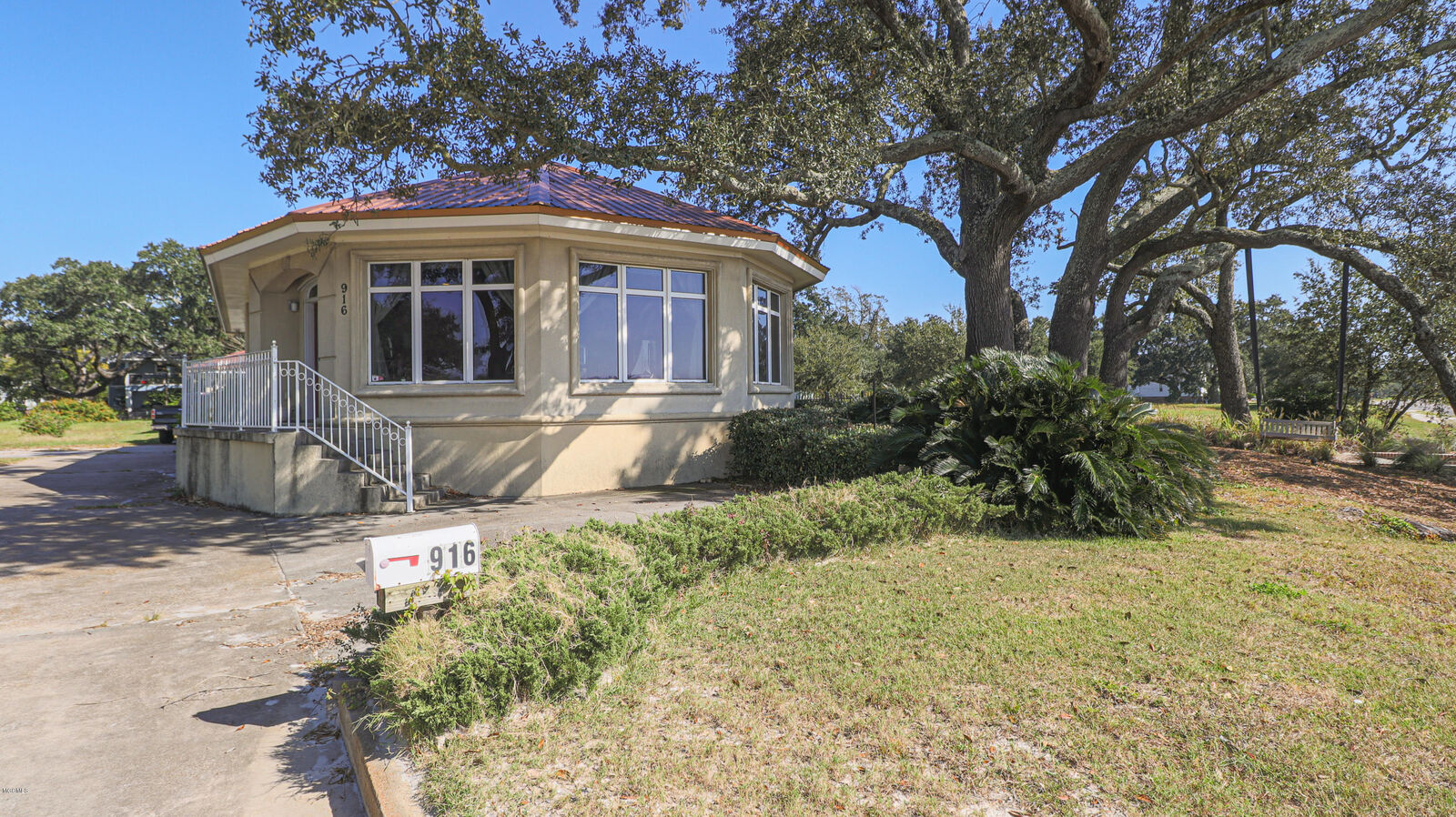 Property Photo: 916 E Beach Boulevard MS 39501