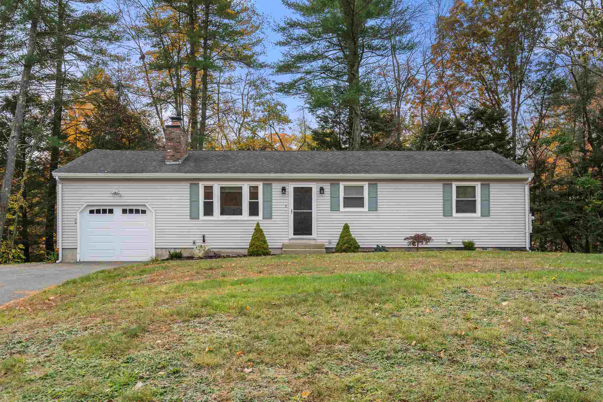 Property Photo:  5 Gillette Drive  NH 03053 