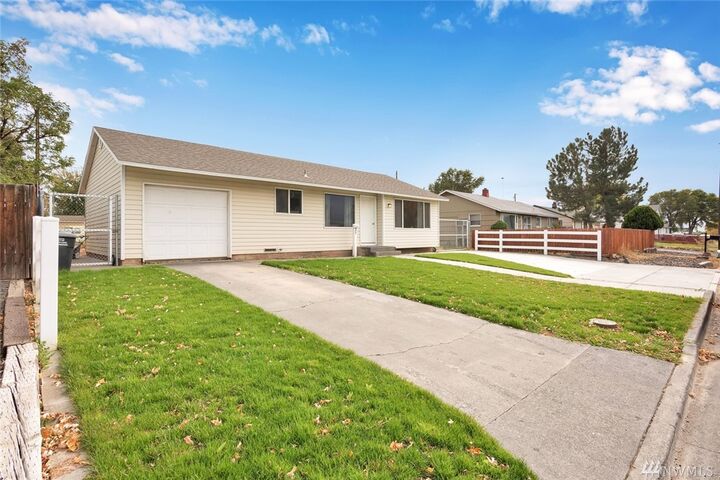 Property Photo:  529 N Earl Street  WA 98837 