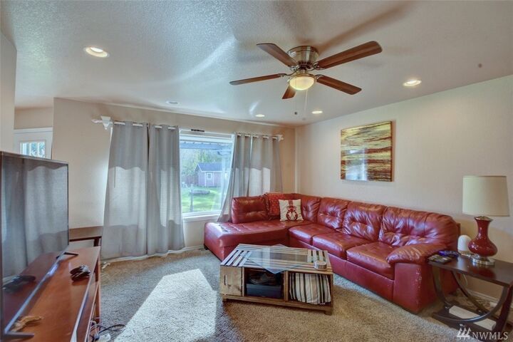 Property Photo:  1341 Park Ave E  WA 98589 