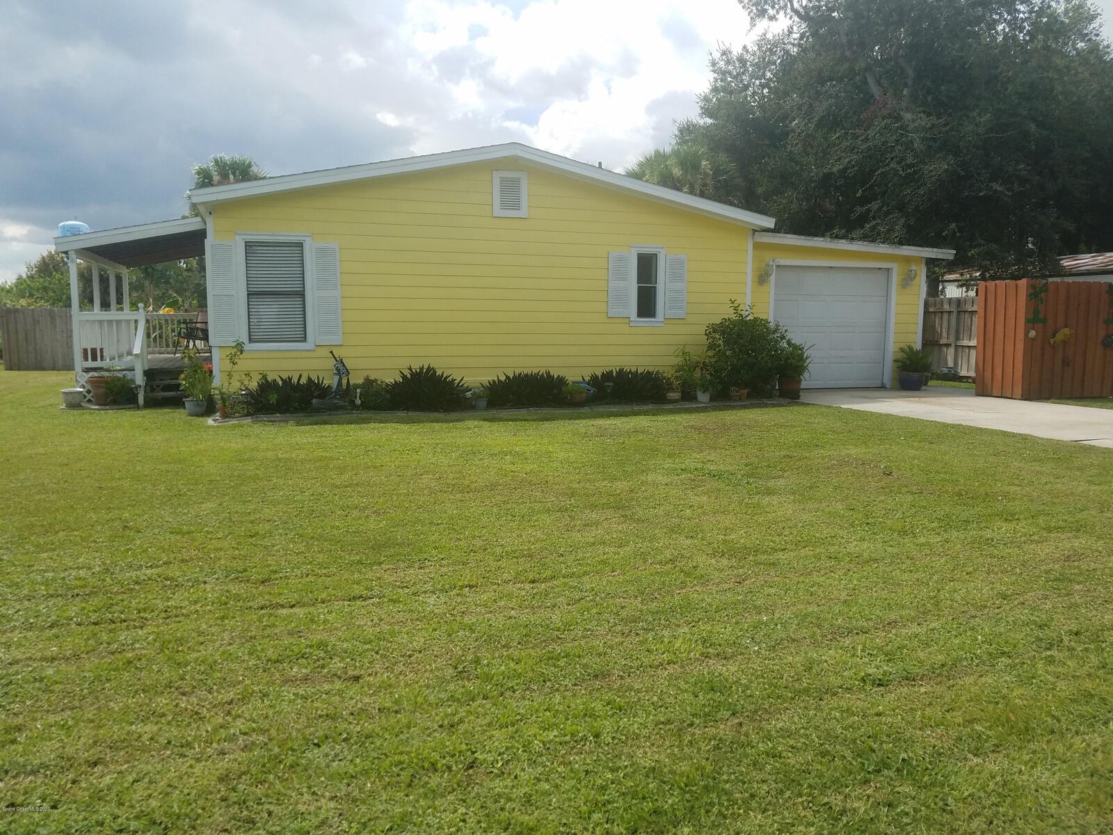 Property Photo: 142 Vanguard Circle FL 32926