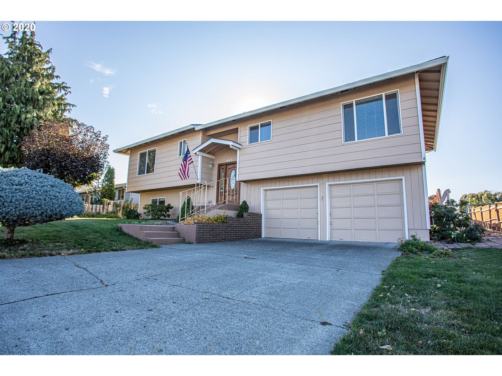 Property Photo: 667 Brentwood Dr OR 97058