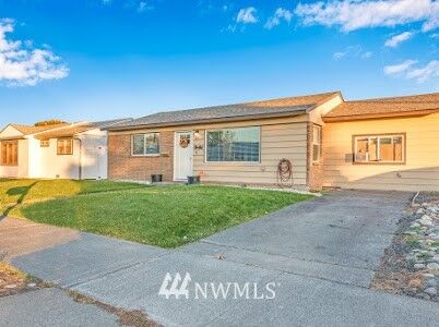 Property Photo:  819 S Fairbanks  WA 98837 